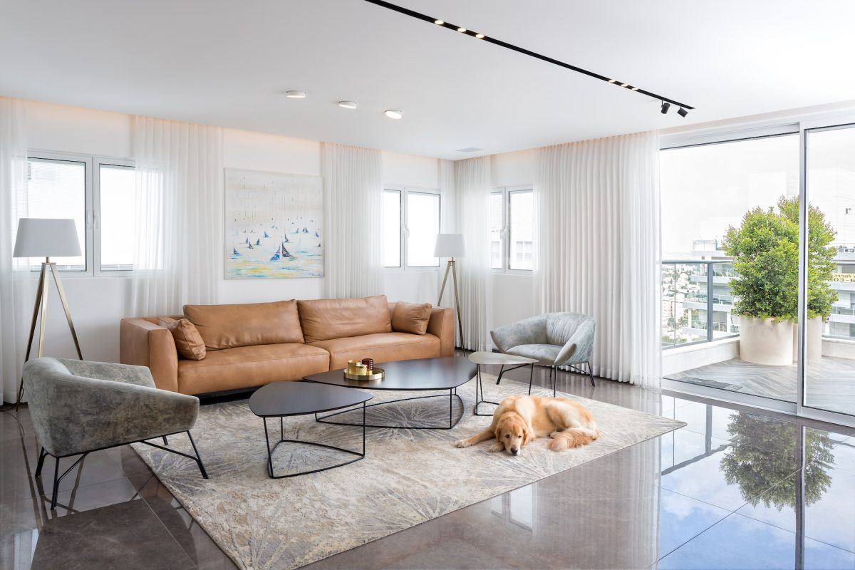 Penthouse apartment תאורה אדריכלית במרחב הסלון על ידי קמחי דורי